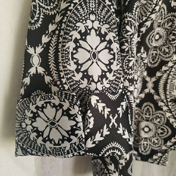 Dressbarn Women's Blouse Size M Black White Geometric 3/4 Sleeve V Neck Stretch - Picture 7 of 11
